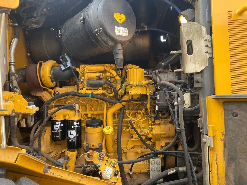 Încărcător frontal pe pneuri John Deere 824p: Foto 21