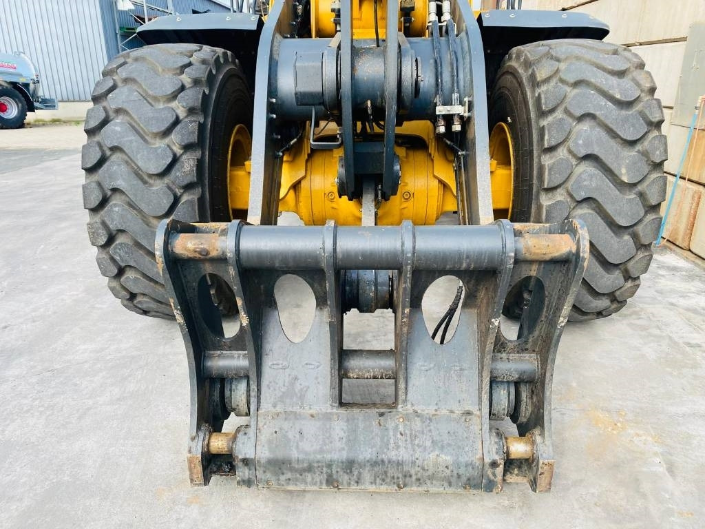 Încărcător frontal pe pneuri John Deere 824p: Foto 7