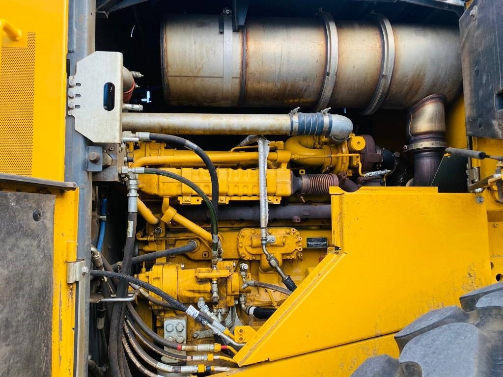 Încărcător frontal pe pneuri John Deere 824p: Foto 18