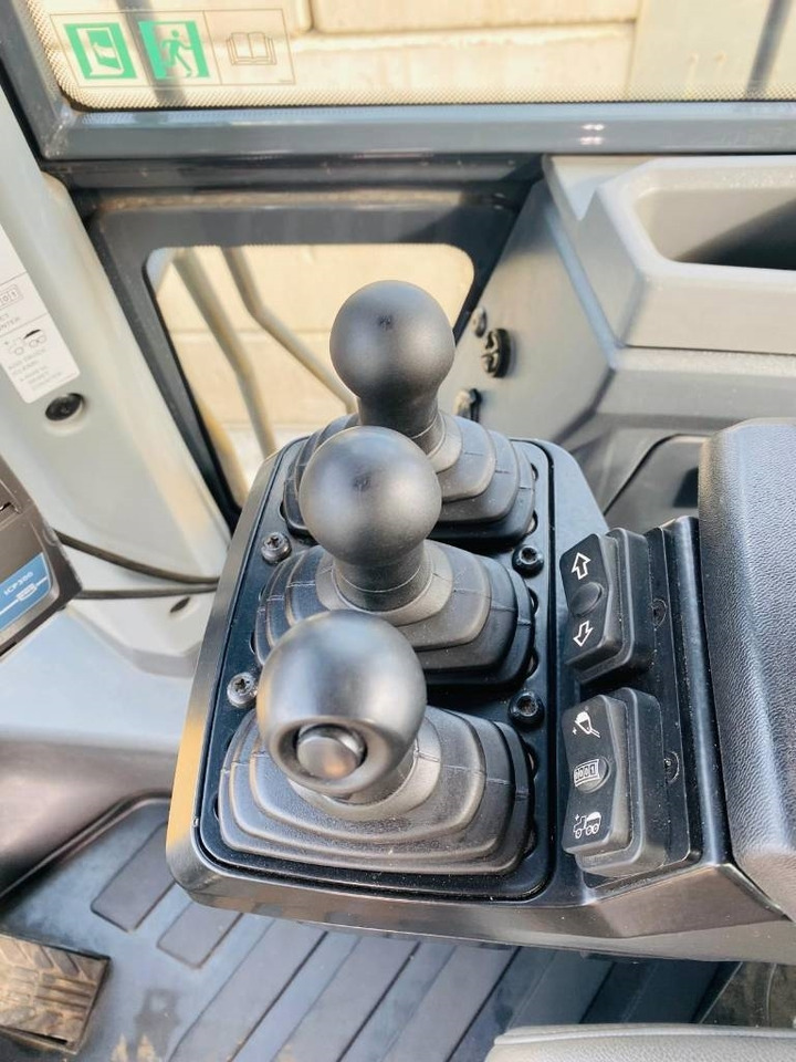 Încărcător frontal pe pneuri John Deere 824p: Foto 13