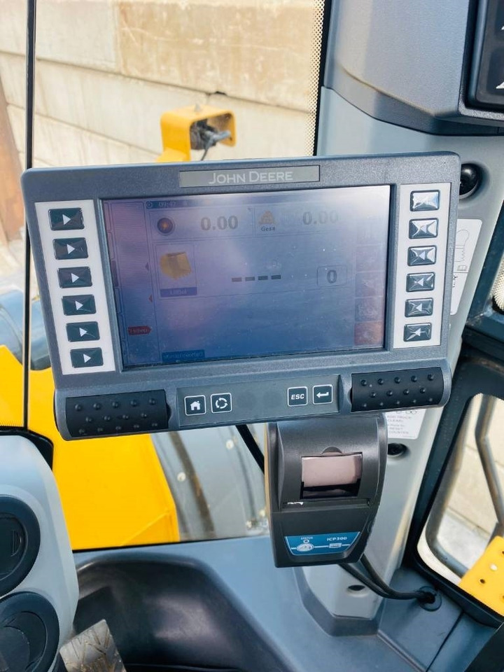 Încărcător frontal pe pneuri John Deere 824p: Foto 11