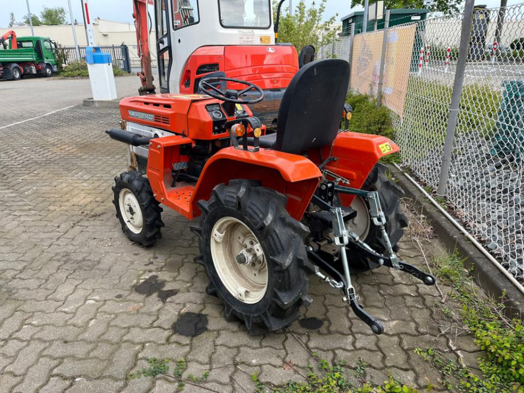 KUBOTA KUBOTA Trecker Diverse 1400 mit Zapfwelle am Heck und Heuwender - Tractor mic: Foto 4 KUBOTA KUBOTA Trecker Diverse 1400 mit Zapfwelle am Heck und Heuwender - Tractor mic: Foto 4