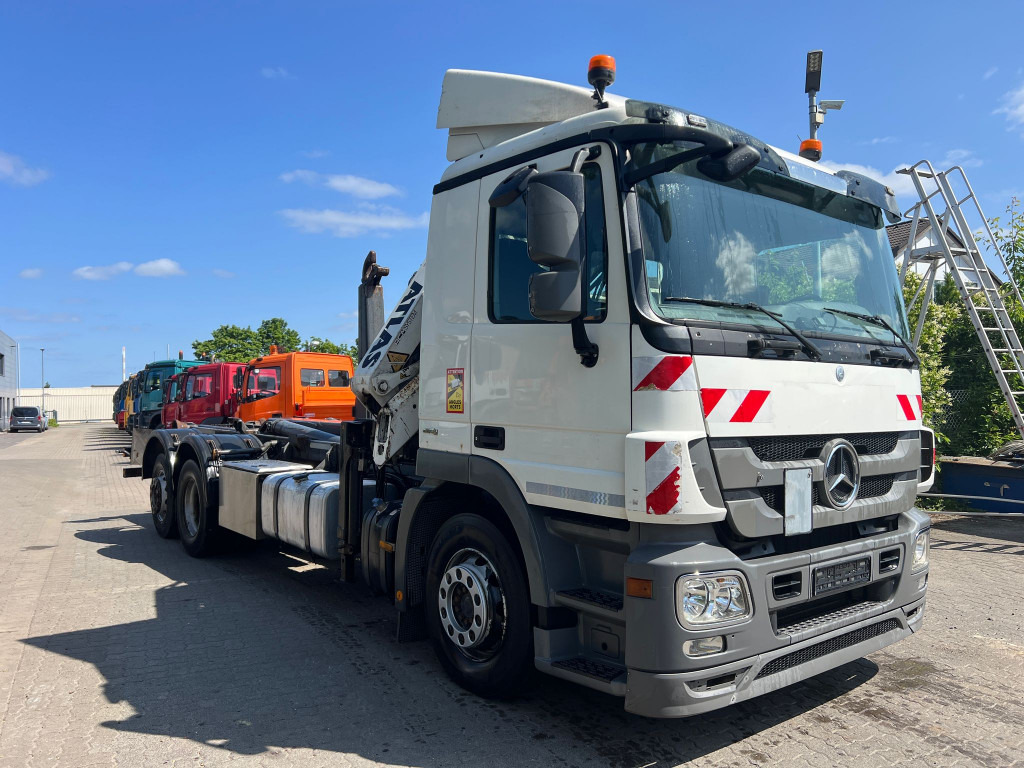 MERCEDES-BENZ Actros 2541 L6x2 Abrollkipper mit Kran Funk+Greiferst - Camion cu cârlig, Camion cu macara: Foto 3 MERCEDES-BENZ Actros 2541 L6x2 Abrollkipper mit Kran Funk+Greiferst - Camion cu cârlig, Camion cu macara: Foto 3
