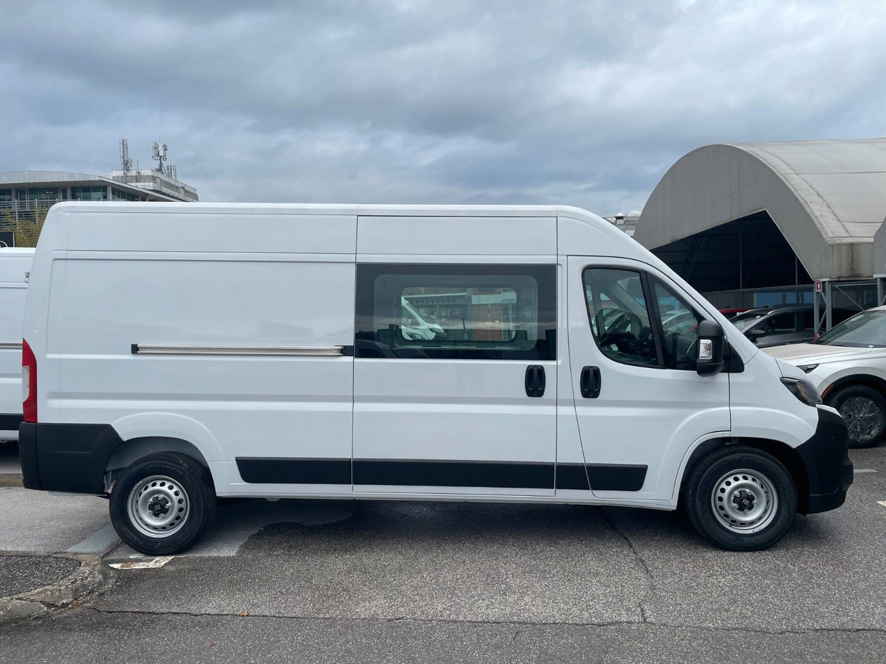 Fiat Ducato 35H L3H2 180 Teilverglast KaWa 2025 - Dubă: Foto 4 Fiat Ducato 35H L3H2 180 Teilverglast KaWa 2025 - Dubă: Foto 4