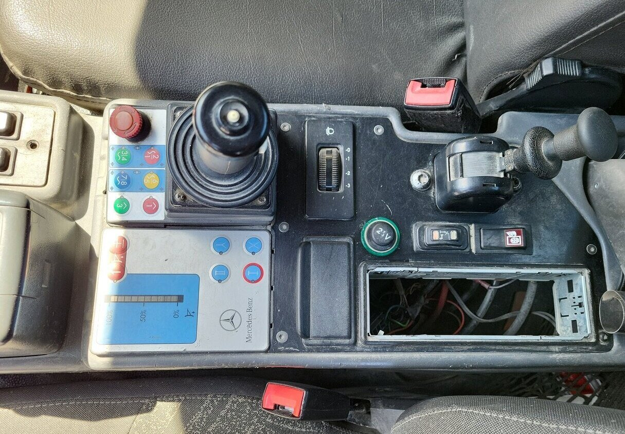 Unimog U 20 4x4 U 20 4x4, Zapfwelle, Kran Hiab 022D-3 HiDuo, Funk - Autoutilitară: Foto 4 Unimog U 20 4x4 U 20 4x4, Zapfwelle, Kran Hiab 022D-3 HiDuo, Funk - Autoutilitară: Foto 4