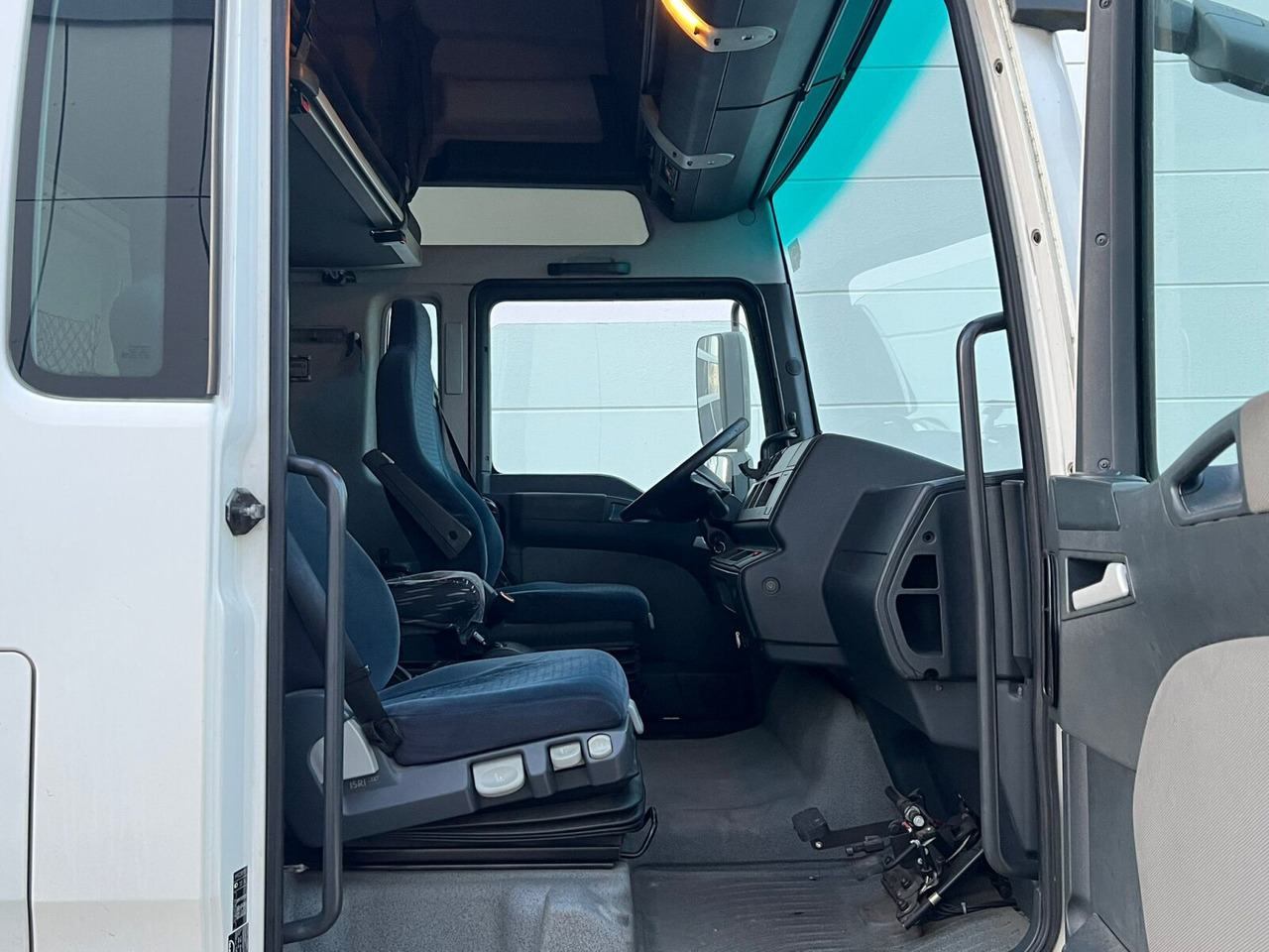 MAN TGA 18.400 4x2 LL TGA 18.400 4x2 LL, Fahrschulausstattung - Camion: Foto 2 MAN TGA 18.400 4x2 LL TGA 18.400 4x2 LL, Fahrschulausstattung - Camion: Foto 2