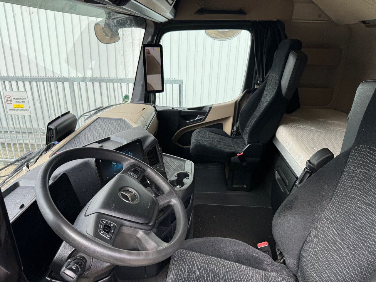 Interior photo 2: Cap tractor Mercedes-Benz Actros 1848 LS 4x2 Actros 1848 LS 4x2, Vollumer, Retarder Interior photo 2: Cap tractor Mercedes-Benz Actros 1848 LS 4x2 Actros 1848 LS 4x2, Vollumer, Retarder