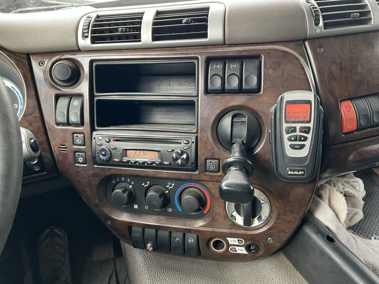 DAF AT 85.460 6x4 AT 85.460 6x4, Abrollkipper Palfinger T20 - Camion cu cârlig: Foto 2 DAF AT 85.460 6x4 AT 85.460 6x4, Abrollkipper Palfinger T20 - Camion cu cârlig: Foto 2