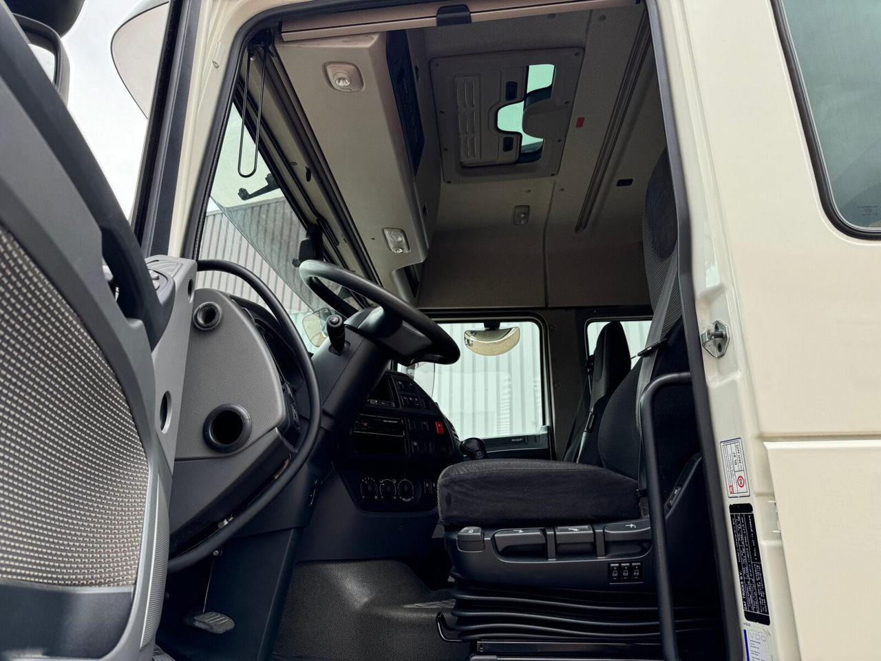 DAF XF 410 FA 4x2 XF 410 FA 4x2, Fahrschule, 2x AHK, 6 Sitze - Camion platformă: Foto 2 DAF XF 410 FA 4x2 XF 410 FA 4x2, Fahrschule, 2x AHK, 6 Sitze - Camion platformă: Foto 2