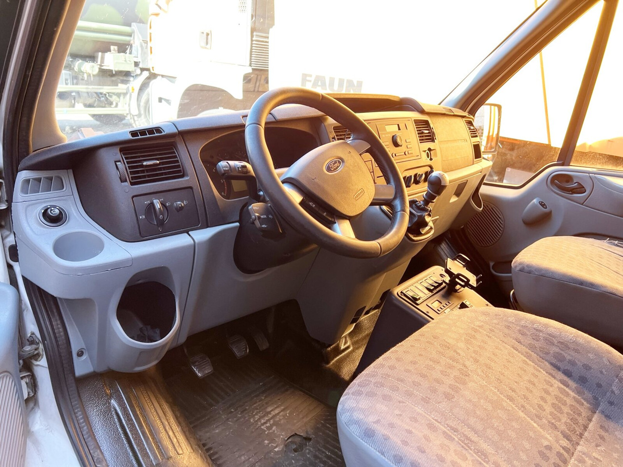 Ford Transit 2.2 TDCI 4x2 Transit 2.2 TDCI 4x2, Krankentransporter - Ambulanță: Foto 2 Ford Transit 2.2 TDCI 4x2 Transit 2.2 TDCI 4x2, Krankentransporter - Ambulanță: Foto 2