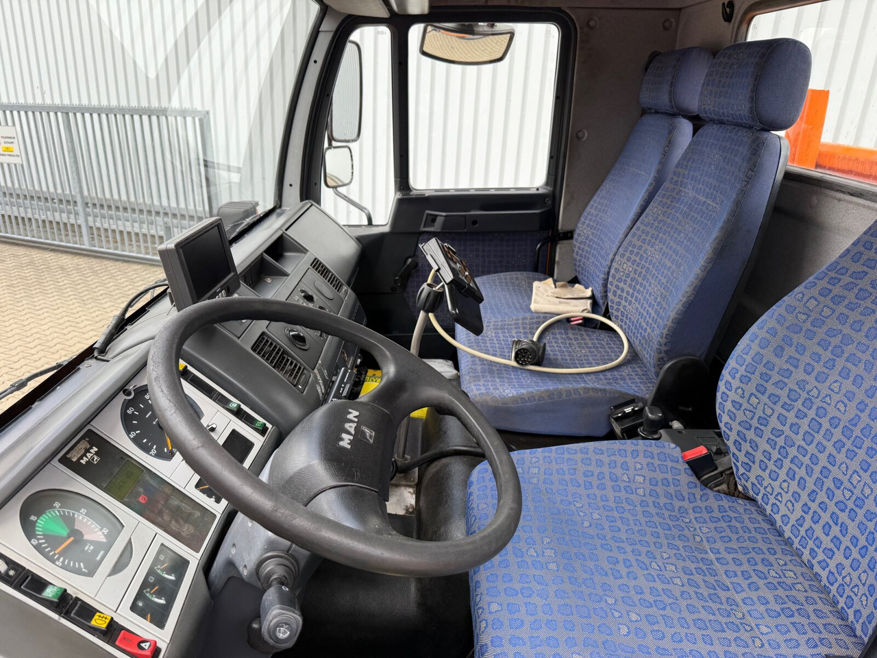 MAN 14.225 LAK 4x4 BB 14.225 LAK 4x4 BB, Winterdienstausstattung - Camion basculantă: Foto 3 MAN 14.225 LAK 4x4 BB 14.225 LAK 4x4 BB, Winterdienstausstattung - Camion basculantă: Foto 3