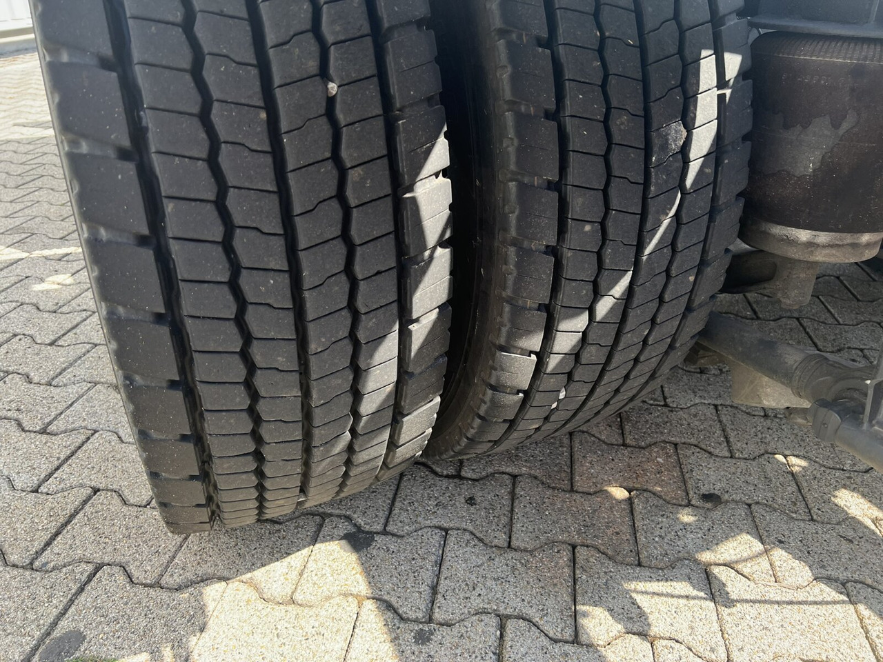 MAN 25/18.284 6x2-4 LL 25/18.284 6x2-4 LL,Kran HMF 1113 K3, Funk, Retarder - Camion cu cârlig, Camion cu macara: Foto 3 MAN 25/18.284 6x2-4 LL 25/18.284 6x2-4 LL,Kran HMF 1113 K3, Funk, Retarder - Camion cu cârlig, Camion cu macara: Foto 3