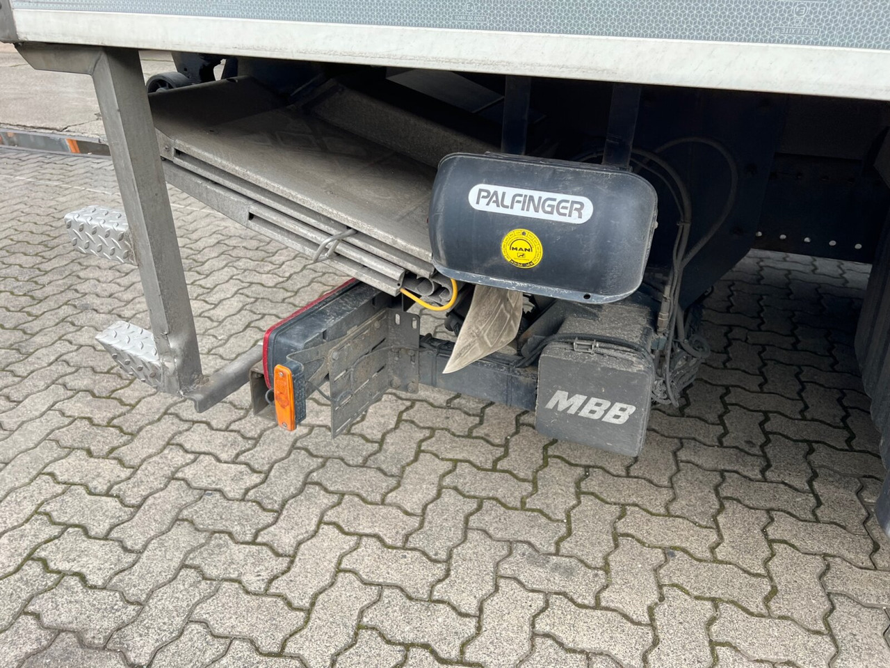 MAN TGL 12.220 4X2 BL mit Motorschaden TGL 12.220 4X2 BL mit Motorschaden, Tiefkühlkoffer, Thermoking, Rolltor, unterfaltbare MBB LBW - Camion frigider: Foto 4 MAN TGL 12.220 4X2 BL mit Motorschaden TGL 12.220 4X2 BL mit Motorschaden, Tiefkühlkoffer, Thermoking, Rolltor, unterfaltbare MBB LBW - Camion frigider: Foto 4