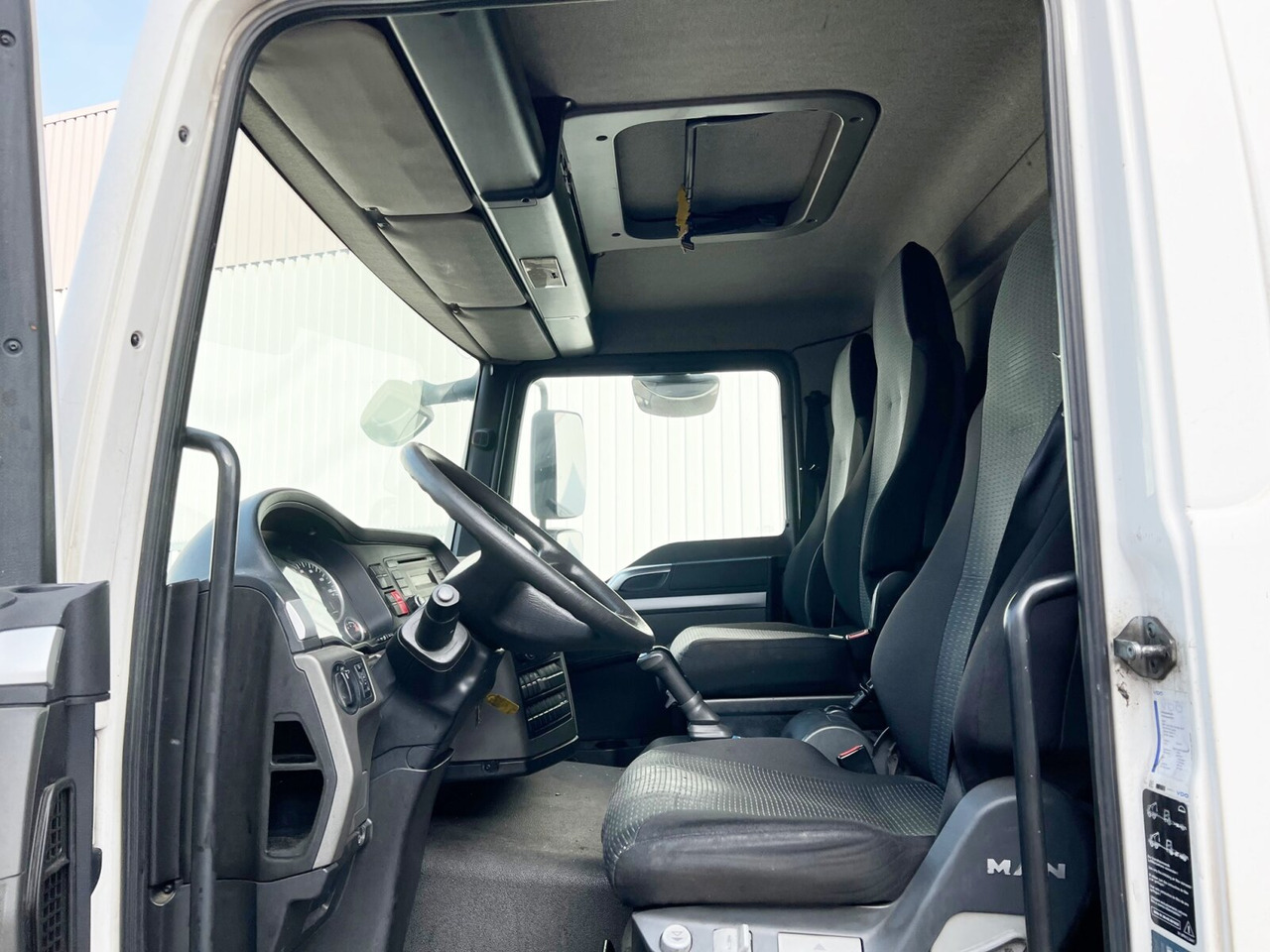 MAN TGL 12.250/340 4X2 BL TGL 12.250/340 4X2 BL mit Dhollandia LBW, 42 cbm - Camion furgon: Foto 3 MAN TGL 12.250/340 4X2 BL TGL 12.250/340 4X2 BL mit Dhollandia LBW, 42 cbm - Camion furgon: Foto 3