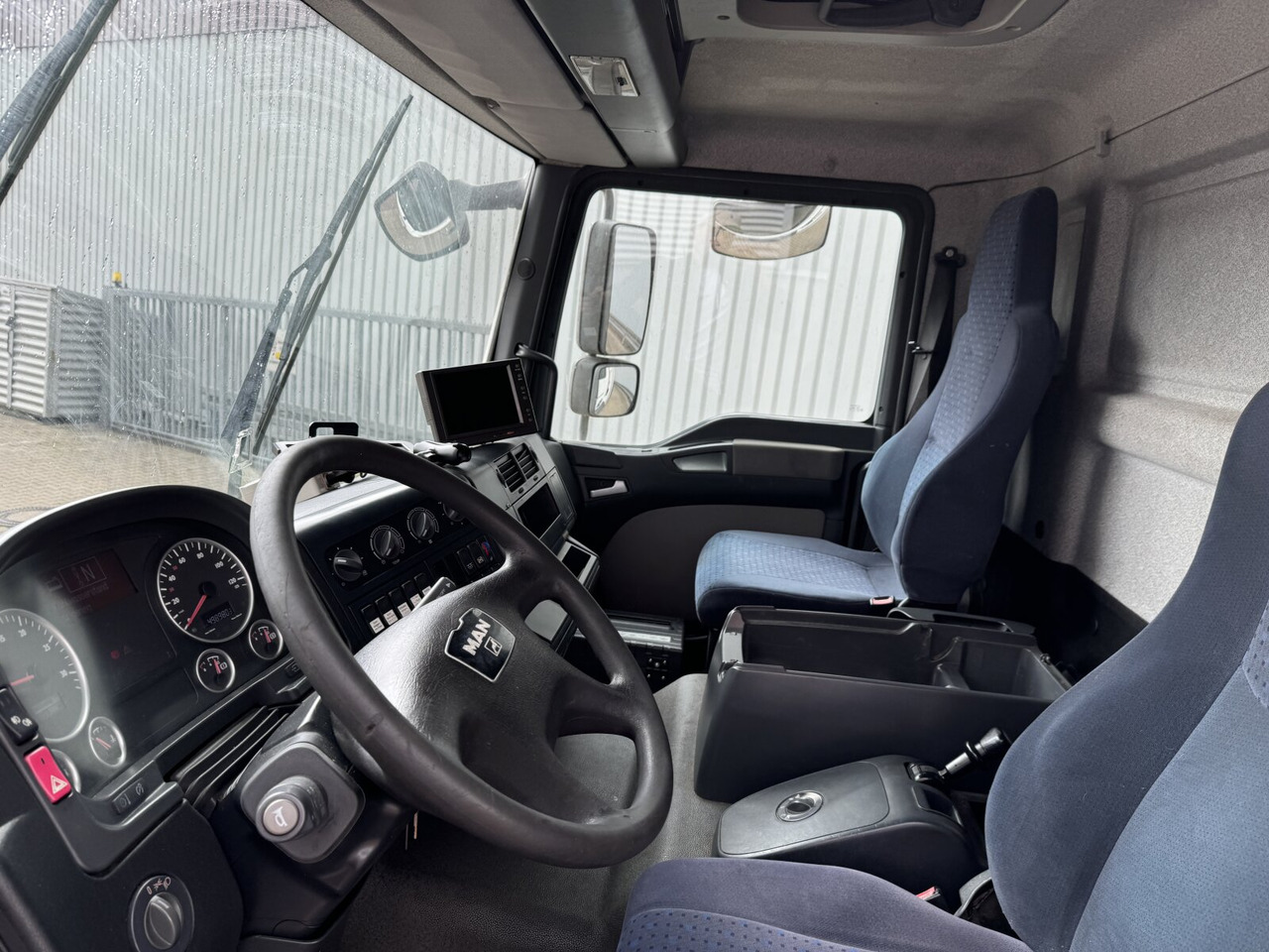 MAN TGM 18.280 4X2 BL TGM 18.280 4X2 BL, Esterer Tankaufbau ca. 13.910l, 2 Kammern - Camion cisternă: Foto 3 MAN TGM 18.280 4X2 BL TGM 18.280 4X2 BL, Esterer Tankaufbau ca. 13.910l, 2 Kammern - Camion cisternă: Foto 3