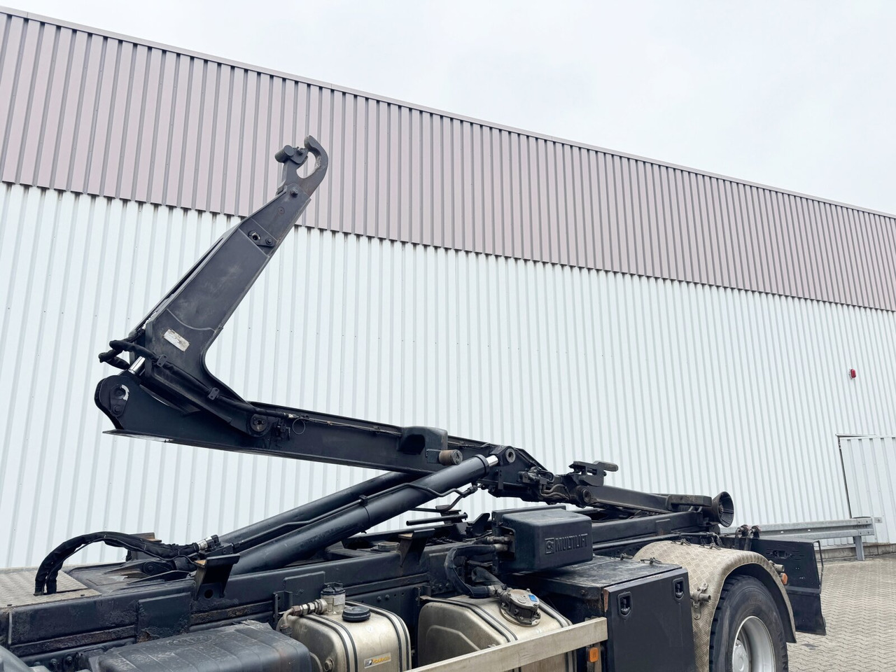 MAN TGM 18.340 4x4 BB TGM 18.340 4x4 BB, Hiab LHT 19046 Abrollkipper, Widi Platte - Camion cu cârlig: Foto 2 MAN TGM 18.340 4x4 BB TGM 18.340 4x4 BB, Hiab LHT 19046 Abrollkipper, Widi Platte - Camion cu cârlig: Foto 2