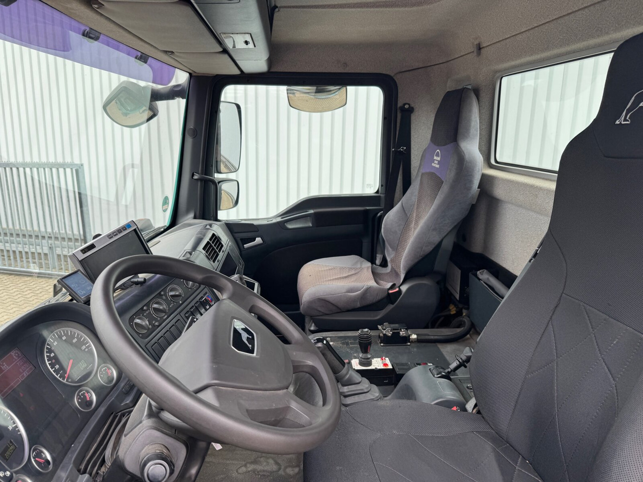 MAN TGM 18.340 4x4 BB TGM 18.340 4x4 BB, Hiab LHT 19046 Abrollkipper, Widi Platte - Camion cu cârlig: Foto 4 MAN TGM 18.340 4x4 BB TGM 18.340 4x4 BB, Hiab LHT 19046 Abrollkipper, Widi Platte - Camion cu cârlig: Foto 4