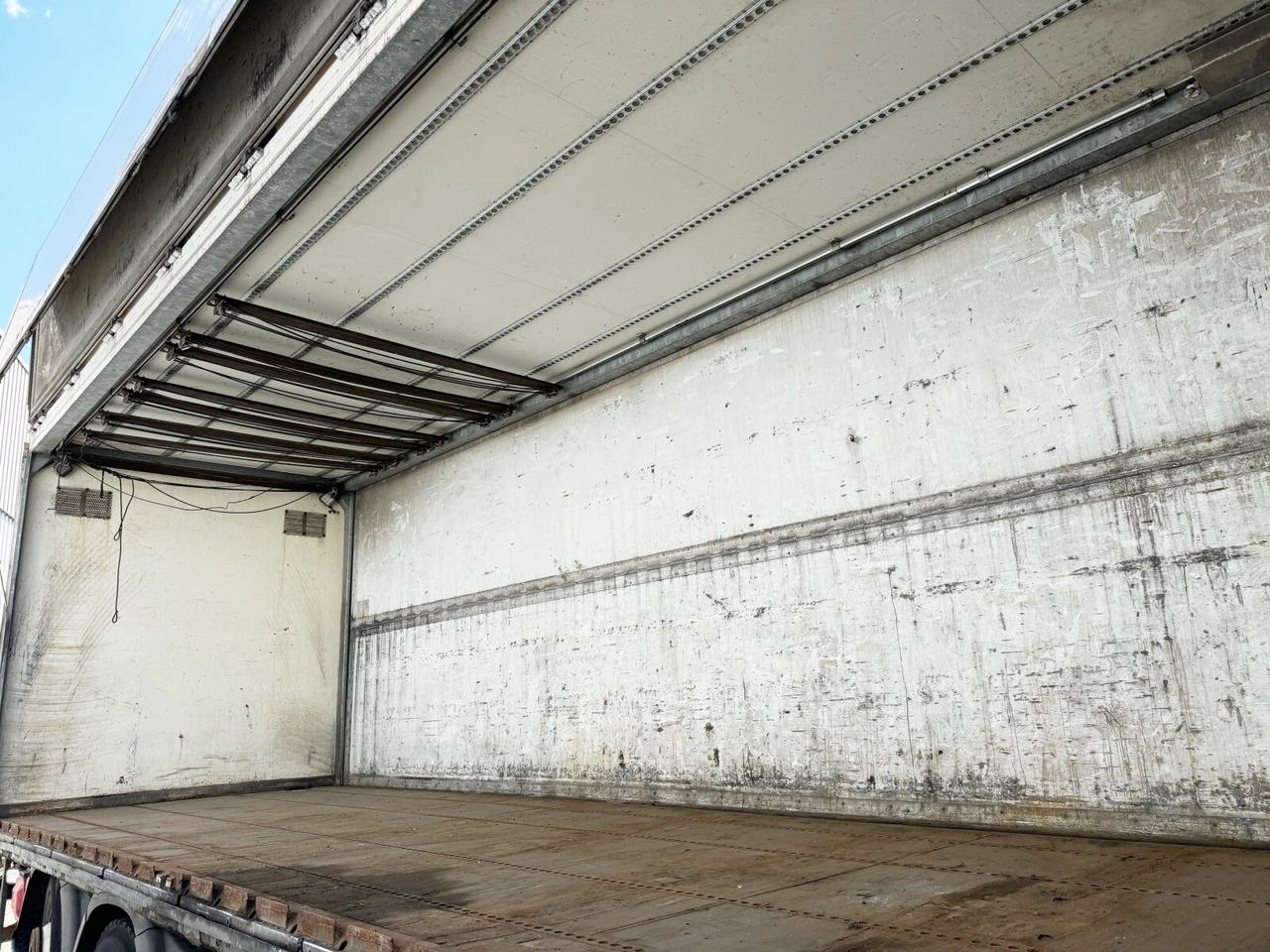 MAN TGS 26.360 6X2-4 BL TGS 26.360 6X2-4 BL, Lift-/Lenkachse, Stapleraufnahme - Camion furgon: Foto 2 MAN TGS 26.360 6X2-4 BL TGS 26.360 6X2-4 BL, Lift-/Lenkachse, Stapleraufnahme - Camion furgon: Foto 2