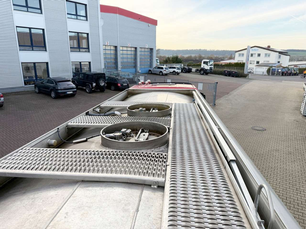 MAN TGS 26.400 6x2-4 LL TGS 26.400 6x2-4 LL, Lenk-/Lift, Navi, ADR, Esterer Tank ca. 19270l, 2 Kammern, Funk - Camion cisternă: Foto 4 MAN TGS 26.400 6x2-4 LL TGS 26.400 6x2-4 LL, Lenk-/Lift, Navi, ADR, Esterer Tank ca. 19270l, 2 Kammern, Funk - Camion cisternă: Foto 4