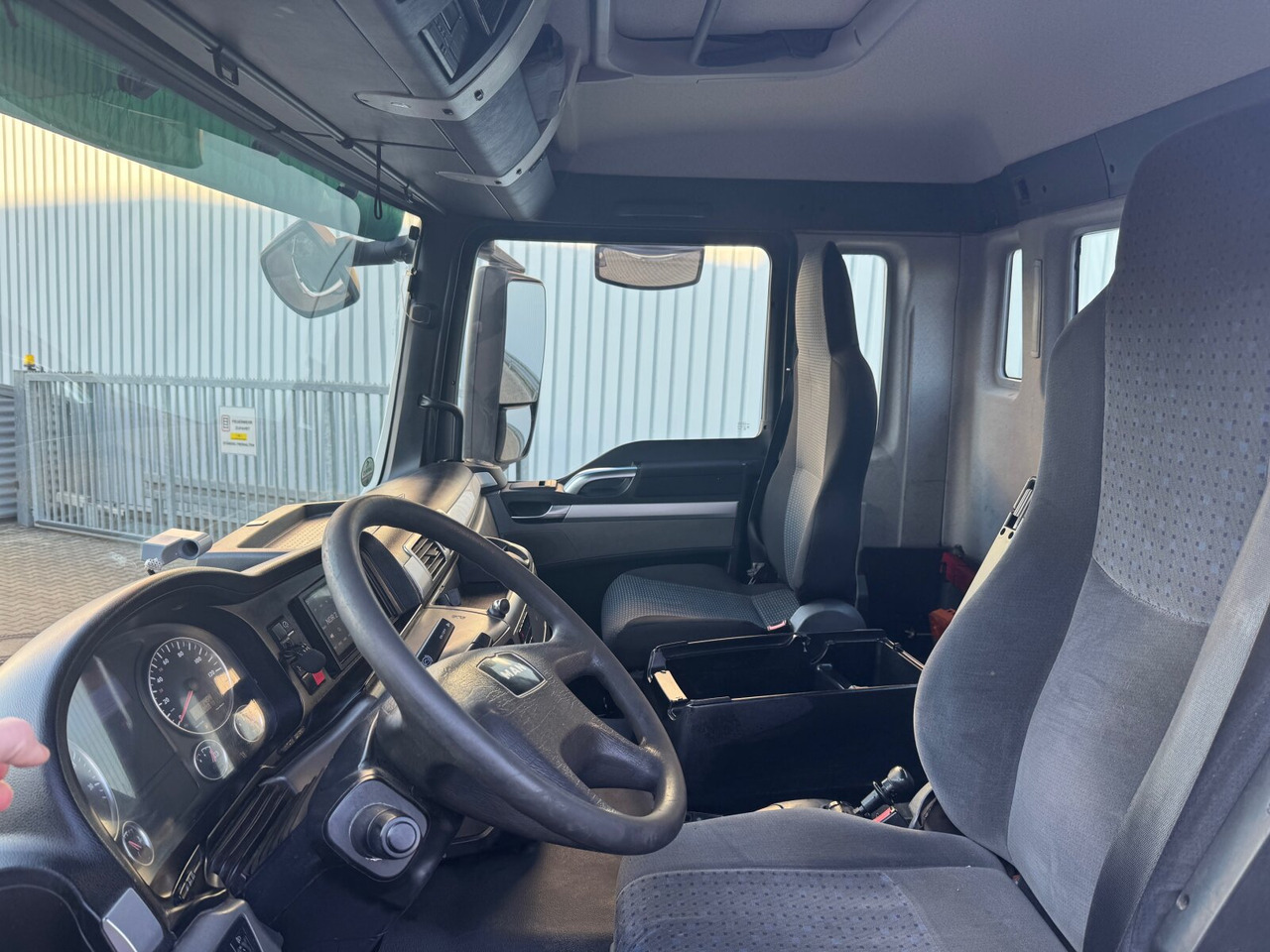 MAN TGS 26.480 6x2-4 BL TGS 26.480 6x2-4 BL, Lenk-Liftachse, VDL Abrollkipper bis 7m Container - Camion cu cârlig: Foto 2 MAN TGS 26.480 6x2-4 BL TGS 26.480 6x2-4 BL, Lenk-Liftachse, VDL Abrollkipper bis 7m Container - Camion cu cârlig: Foto 2