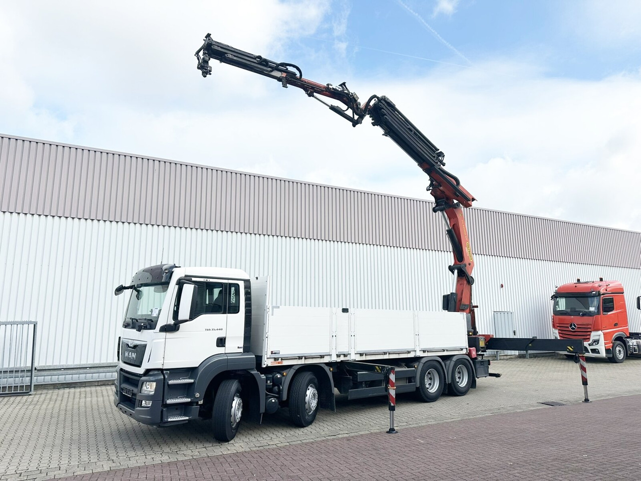 MAN TGS 35.440 8x4 BL TGS 35.440 8x4 BL, Navi, Heckkran Palfinger PK42002 SH-F + Jip PJ 060 B, 24,9m-730kg, Funk - Camion cu macara, Camion platformă: Foto 1 MAN TGS 35.440 8x4 BL TGS 35.440 8x4 BL, Navi, Heckkran Palfinger PK42002 SH-F + Jip PJ 060 B, 24,9m-730kg, Funk - Camion cu macara, Camion platformă: Foto 1