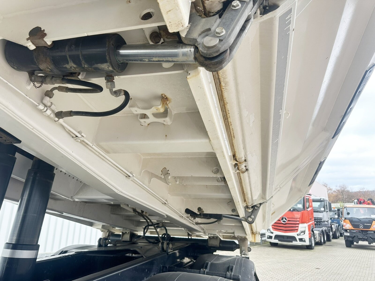 MAN TGS 35.460 8X4 BB TGS 35.460 8X4 BB, Meiller Bordmatik, Rollplane, 13m³ - Camion basculantă: Foto 2 MAN TGS 35.460 8X4 BB TGS 35.460 8X4 BB, Meiller Bordmatik, Rollplane, 13m³ - Camion basculantă: Foto 2