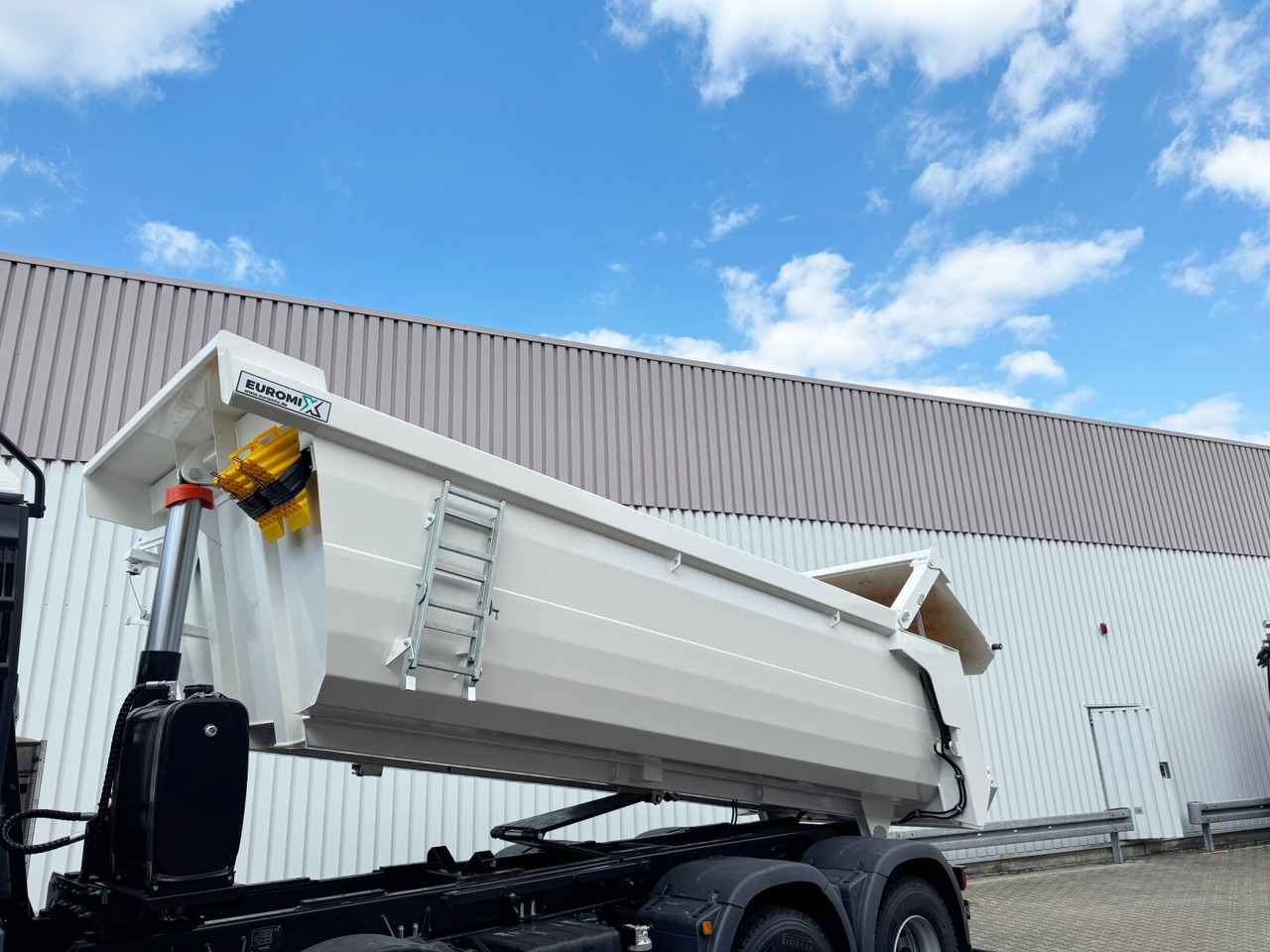 MAN TGS 41.440/480 8x4 BB TGS 41.440/480 8x4 BB, Mulde ca. 16m³ mit hydraulischer Heckklappe, mehrfach VORHANDEN - Camion şasiu: Foto 2 MAN TGS 41.440/480 8x4 BB TGS 41.440/480 8x4 BB, Mulde ca. 16m³ mit hydraulischer Heckklappe, mehrfach VORHANDEN - Camion şasiu: Foto 2