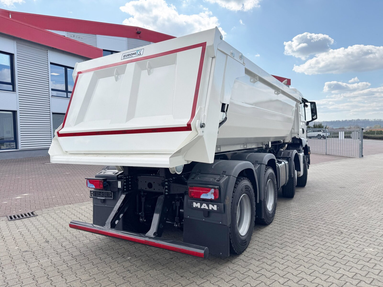 Camion şasiu nou MAN TGS 41.440/480 8x4 BB TGS 41.440/480 8x4 BB, Mulde ca. 16m³ mit hydraulischer Heckklappe, mehrfach VORHANDEN: Foto 11 Camion şasiu nou MAN TGS 41.440/480 8x4 BB TGS 41.440/480 8x4 BB, Mulde ca. 16m³ mit hydraulischer Heckklappe, mehrfach VORHANDEN: Foto 11