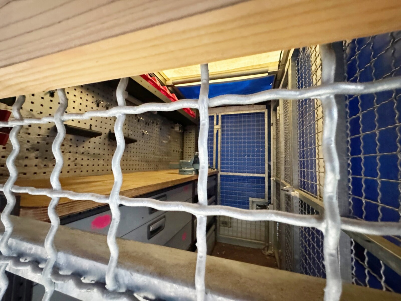 Mercedes-Benz 316 4x4 Doka 316 4x4 Doka, Werkstatteinrichtung - Autoutilitară cu platformă, Autoutilitară cabină dublă: Foto 5 Mercedes-Benz 316 4x4 Doka 316 4x4 Doka, Werkstatteinrichtung - Autoutilitară cu platformă, Autoutilitară cabină dublă: Foto 5