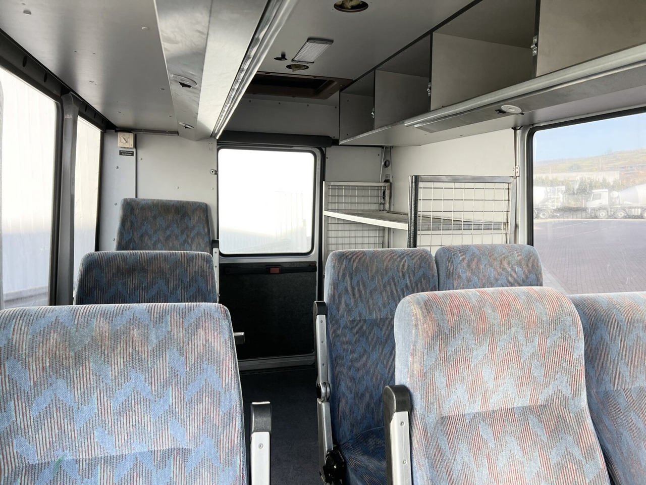 Mercedes-Benz 711 D-KA 4x2 711 D-KA 4x2, Standklima, 11-Sitze, 2 x on stock - Microbuz, Transport persoane: Foto 5 Mercedes-Benz 711 D-KA 4x2 711 D-KA 4x2, Standklima, 11-Sitze, 2 x on stock - Microbuz, Transport persoane: Foto 5