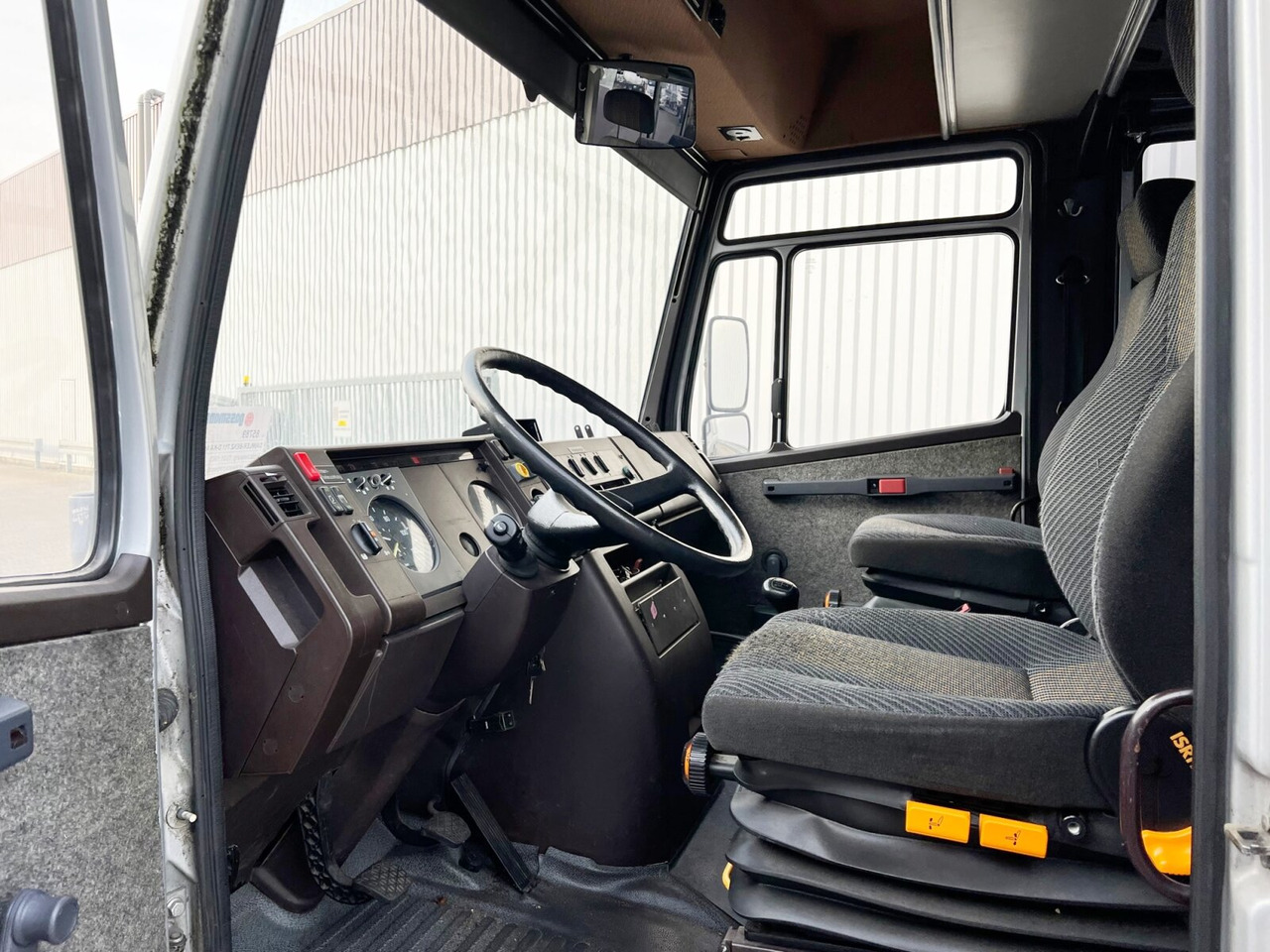 Mercedes-Benz 711 D-KA 4x2 711 D-KA 4x2, Standklima, 11-Sitze, 2 x on stock - Microbuz, Transport persoane: Foto 3 Mercedes-Benz 711 D-KA 4x2 711 D-KA 4x2, Standklima, 11-Sitze, 2 x on stock - Microbuz, Transport persoane: Foto 3