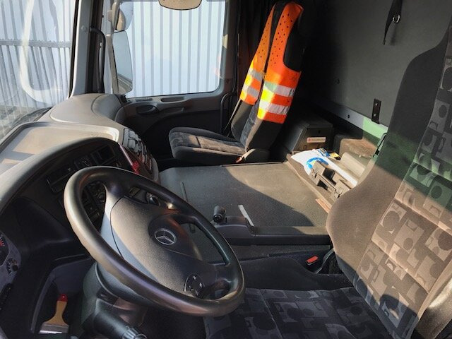 Mercedes-Benz Actros 1841 L 4x2 Actros 1841 L 4x2, Esterer Tankaufbau ca. 13.500l, 2 Kammern - Camion cisternă: Foto 5 Mercedes-Benz Actros 1841 L 4x2 Actros 1841 L 4x2, Esterer Tankaufbau ca. 13.500l, 2 Kammern - Camion cisternă: Foto 5