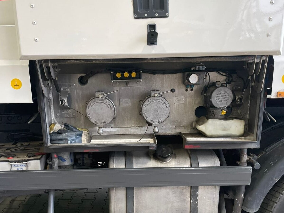 Mercedes-Benz Actros 1844 L 4x2 Actros 1844 L 4x2, Tank 14.250l - Camion cisternă: Foto 3 Mercedes-Benz Actros 1844 L 4x2 Actros 1844 L 4x2, Tank 14.250l - Camion cisternă: Foto 3