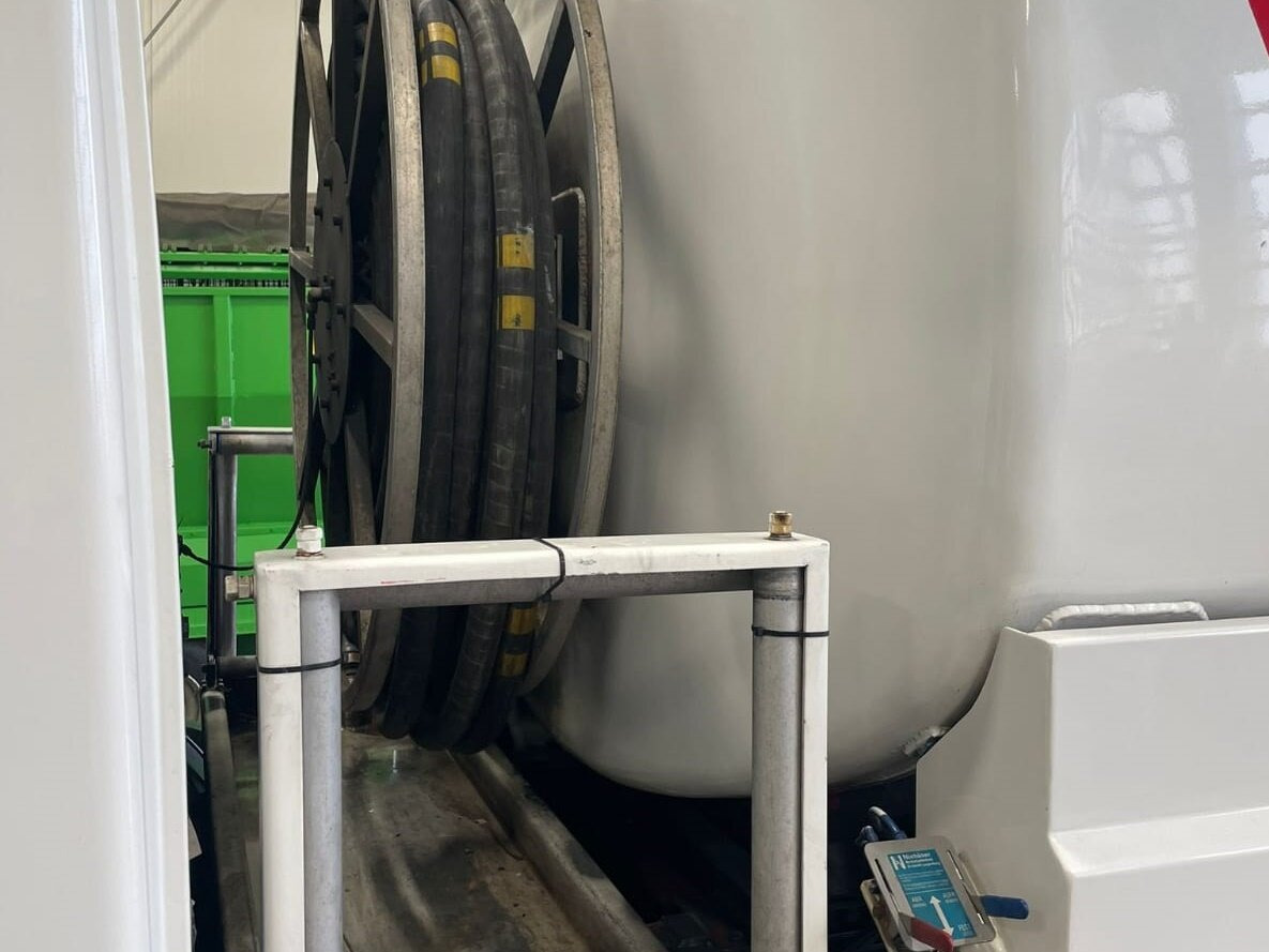 Mercedes-Benz Actros 1844 L 4x2 Actros 1844 L 4x2, Tank 14.250l - Camion cisternă: Foto 5 Mercedes-Benz Actros 1844 L 4x2 Actros 1844 L 4x2, Tank 14.250l - Camion cisternă: Foto 5