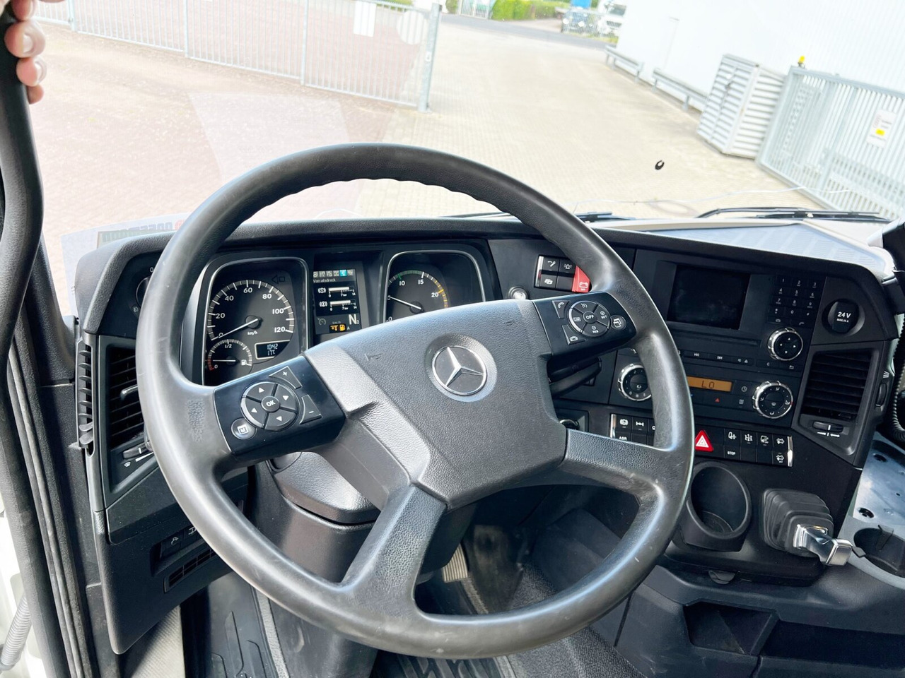 Mercedes-Benz Actros 3551 L 8x2/4 Actros 3551 L 8x2/4, Vorlauflenkachse, Doppelbereifte Nachlaufliftachse - Camion şasiu: Foto 3 Mercedes-Benz Actros 3551 L 8x2/4 Actros 3551 L 8x2/4, Vorlauflenkachse, Doppelbereifte Nachlaufliftachse - Camion şasiu: Foto 3