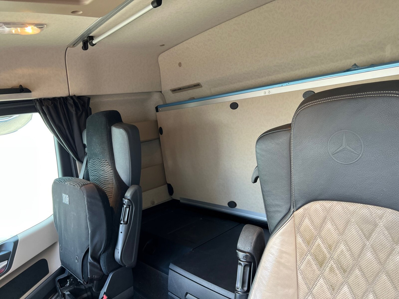 Mercedes-Benz Actros 3551 L 8x2/4 Actros 3551 L 8x2/4, Vorlauflenkachse, Doppelbereifte Nachlaufliftachse - Camion şasiu: Foto 5 Mercedes-Benz Actros 3551 L 8x2/4 Actros 3551 L 8x2/4, Vorlauflenkachse, Doppelbereifte Nachlaufliftachse - Camion şasiu: Foto 5