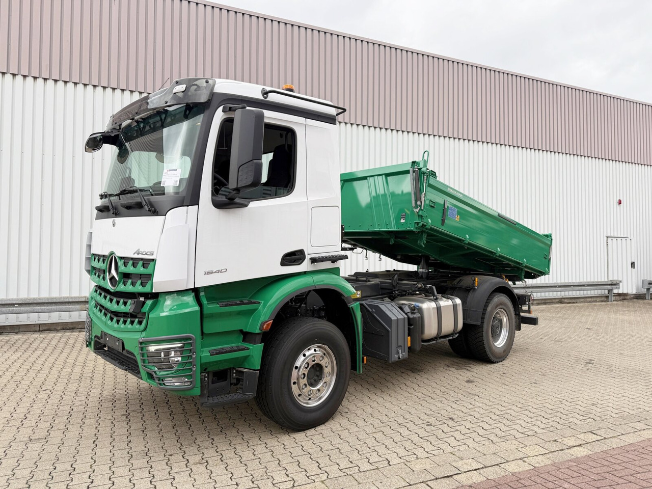 Mercedes-Benz Arocs 1840 K 4x2 Arocs 1840 K 4x2, MultimediaCockpit, Alu-Bordwände, Platz für Kranmontage - Camion basculantă: Foto 1 Mercedes-Benz Arocs 1840 K 4x2 Arocs 1840 K 4x2, MultimediaCockpit, Alu-Bordwände, Platz für Kranmontage - Camion basculantă: Foto 1