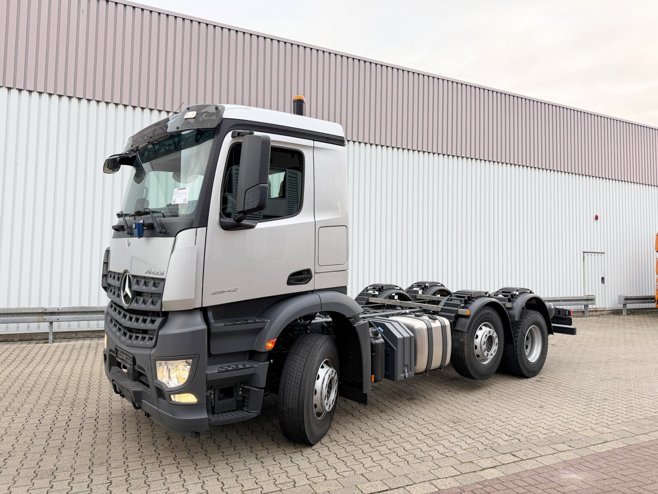 Mercedes-Benz Arocs 2542 L 6x2/4 Arocs 2542/45 L 6x2/4, Vorlauflenk-/liftachse, Navi, MultimediaCockpit - Camion şasiu: Foto 1 Mercedes-Benz Arocs 2542 L 6x2/4 Arocs 2542/45 L 6x2/4, Vorlauflenk-/liftachse, Navi, MultimediaCockpit - Camion şasiu: Foto 1