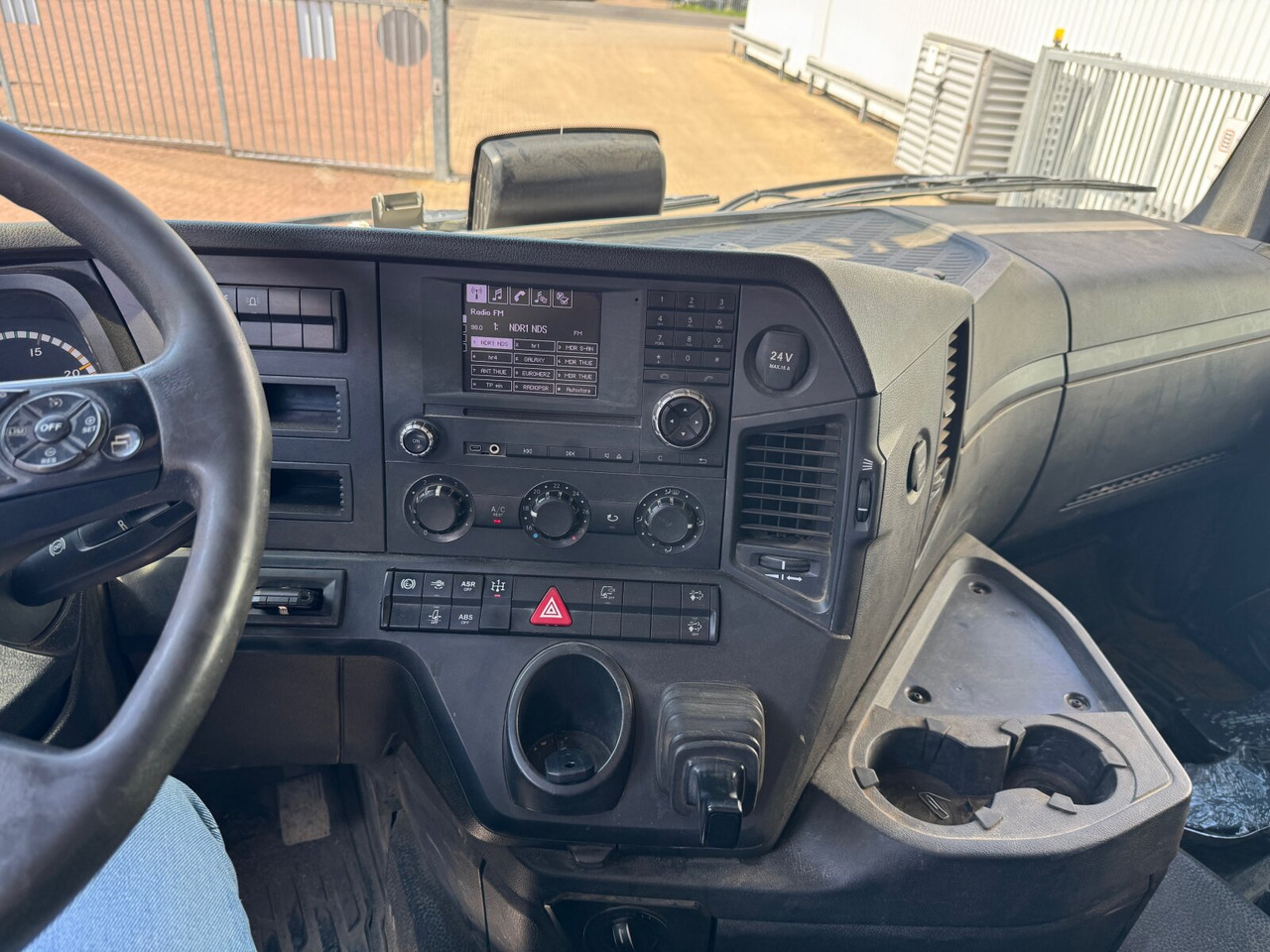 Mercedes-Benz Arocs 3243 K 8x4/4 Arocs 3243 K 8x4/4, Alu-Bordwände - Camion basculantă: Foto 3 Mercedes-Benz Arocs 3243 K 8x4/4 Arocs 3243 K 8x4/4, Alu-Bordwände - Camion basculantă: Foto 3