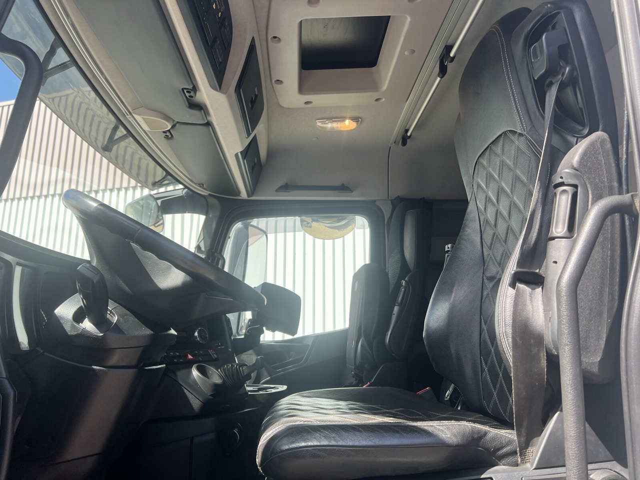 Mercedes-Benz Arocs 3251 LK 8x4/4 Arocs 3251 LK 8x4/4, Retarder, Stahlmulde ca. 15m³, hydr. Heckklappe - Autobasculantă: Foto 5 Mercedes-Benz Arocs 3251 LK 8x4/4 Arocs 3251 LK 8x4/4, Retarder, Stahlmulde ca. 15m³, hydr. Heckklappe - Autobasculantă: Foto 5