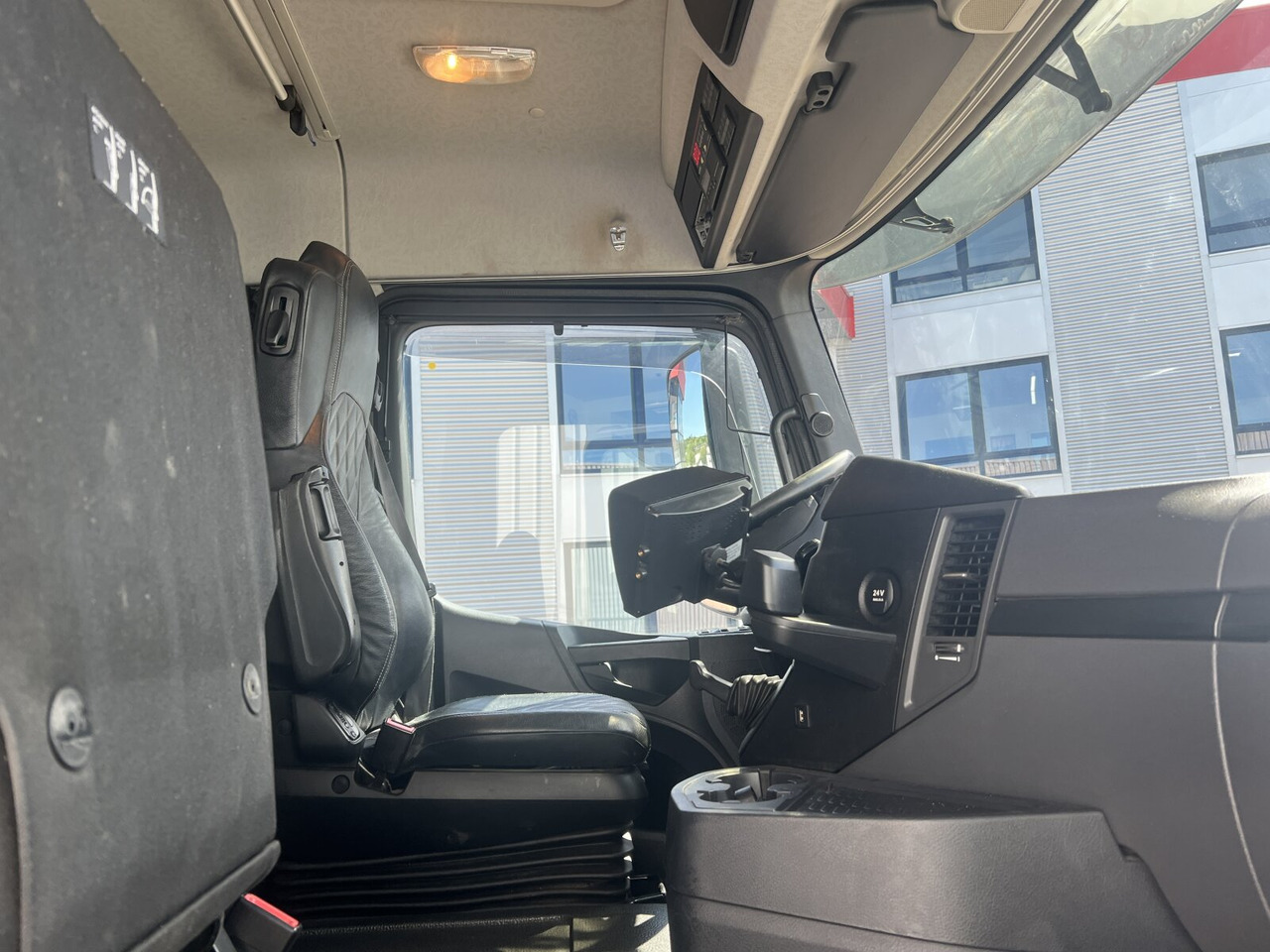 Mercedes-Benz Arocs 3251 LK 8x4/4 Arocs 3251 LK 8x4/4, Retarder, Stahlmulde ca. 15m³, hydr. Heckklappe - Autobasculantă: Foto 4 Mercedes-Benz Arocs 3251 LK 8x4/4 Arocs 3251 LK 8x4/4, Retarder, Stahlmulde ca. 15m³, hydr. Heckklappe - Autobasculantă: Foto 4