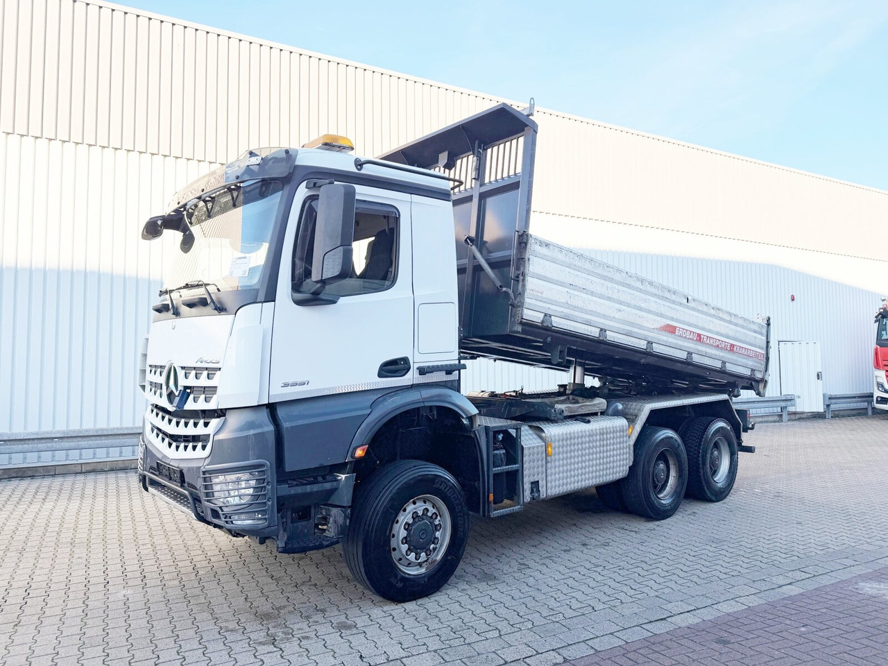 Mercedes-Benz Arocs 3351 AK 6x6 Arocs 3351 AK 6x6, Retarder, Grounder, Motorabtrieb, pneum. Heckklappenöffnung - Camion basculantă: Foto 1 Mercedes-Benz Arocs 3351 AK 6x6 Arocs 3351 AK 6x6, Retarder, Grounder, Motorabtrieb, pneum. Heckklappenöffnung - Camion basculantă: Foto 1