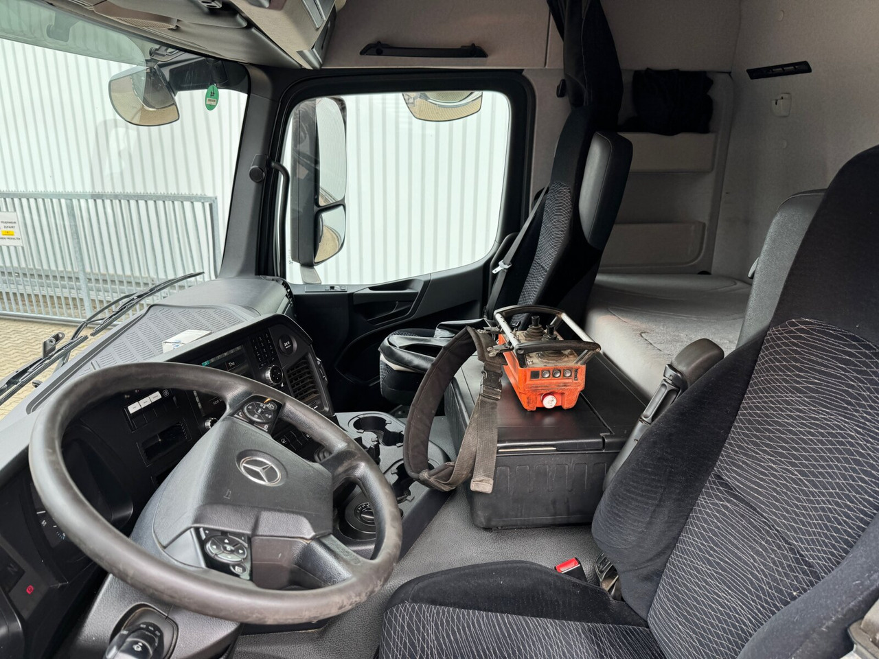 Interior photo 2: Camion cu cârlig Mercedes-Benz Arocs 3351 AK 6x6 Arocs 3351 AK 6x6, Retarder, Navi, Grounder Interior photo 2: Camion cu cârlig Mercedes-Benz Arocs 3351 AK 6x6 Arocs 3351 AK 6x6, Retarder, Navi, Grounder