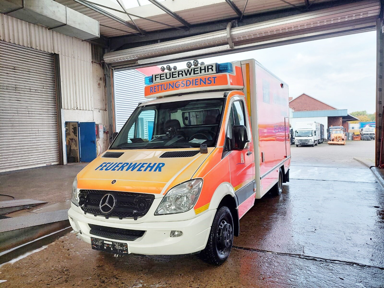 Mercedes-Benz Sprinter 515 CDI 4x2 Sprinter 515 CDI 4x2, Rettungswagen, Retarder - Autospeciala de stins incendii: Foto 1 Mercedes-Benz Sprinter 515 CDI 4x2 Sprinter 515 CDI 4x2, Rettungswagen, Retarder - Autospeciala de stins incendii: Foto 1