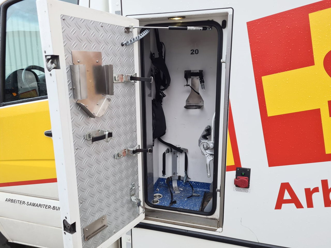 Mercedes-Benz Sprinter 516 CDI 4x2 Sprinter 516 CDI 4x2, Rettungswagen - Dubă: Foto 4 Mercedes-Benz Sprinter 516 CDI 4x2 Sprinter 516 CDI 4x2, Rettungswagen - Dubă: Foto 4