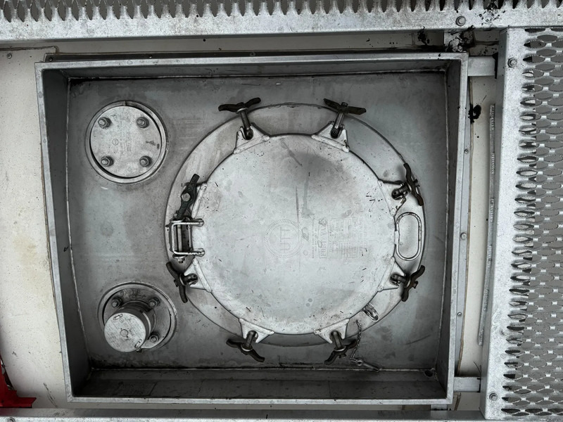 Rezervor de stocare pentru transport de produse chimice CIMC 20FT ISO, 25.080L / 1-COMP / 3 BAFFELS / T12 / 4 manholes / ADR valid until 02/2027: Foto 14 Rezervor de stocare pentru transport de produse chimice CIMC 20FT ISO, 25.080L / 1-COMP / 3 BAFFELS / T12 / 4 manholes / ADR valid until 02/2027: Foto 14