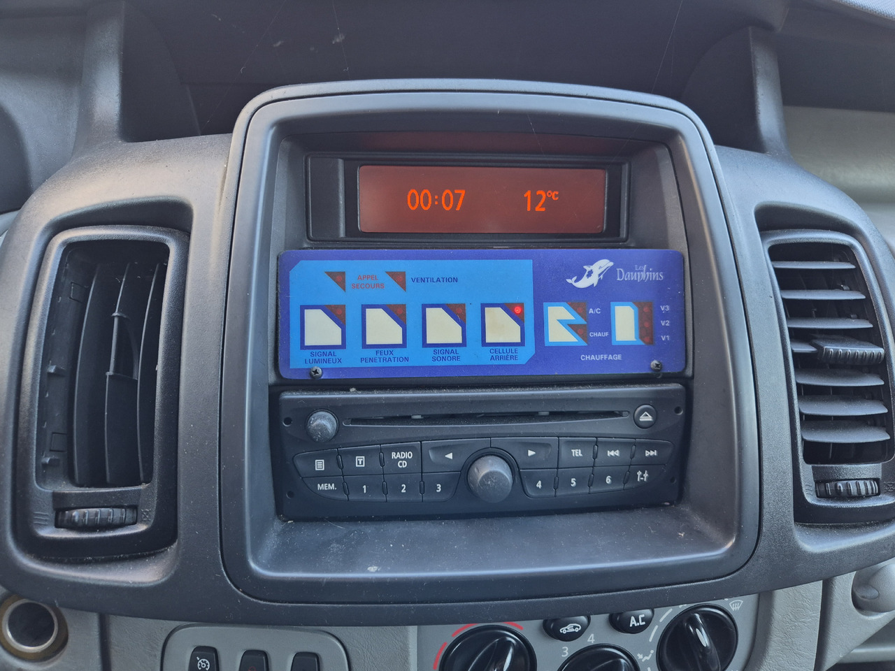 RENAULT Trafic 2.0 dCi 115 KM - Ambulanță: Foto 4 RENAULT Trafic 2.0 dCi 115 KM - Ambulanță: Foto 4