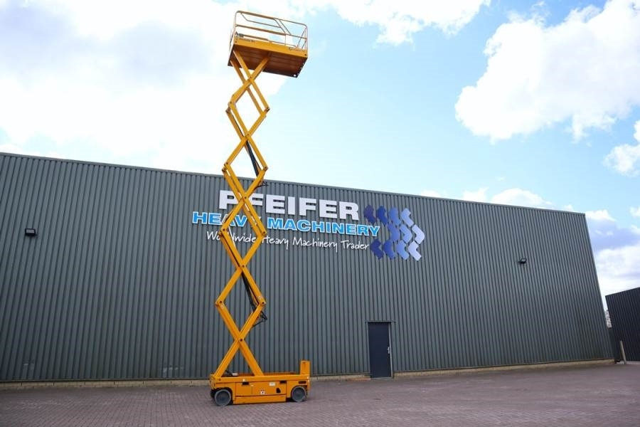 Haulotte Compact 12 Electric, 12m Working Height, 300kg Cap - Platforma foarfeca: Foto 3 Haulotte Compact 12 Electric, 12m Working Height, 300kg Cap - Platforma foarfeca: Foto 3