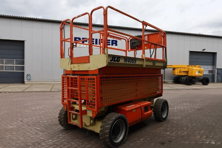 JLG M4069 Hybrid, 14.2m Working Height, 360kg Capacity - Platforma foarfeca: Foto 2 JLG M4069 Hybrid, 14.2m Working Height, 360kg Capacity - Platforma foarfeca: Foto 2