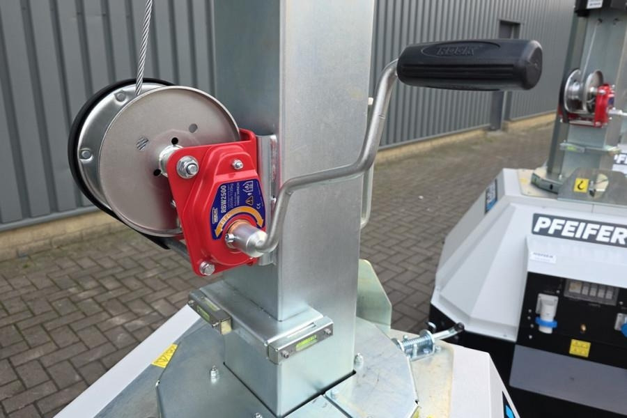 Trime X-Mast 4 × 320W LED Valid Inspection, *Guarantee! - Turnul de iluminat: Foto 3 Trime X-Mast 4 × 320W LED Valid Inspection, *Guarantee! - Turnul de iluminat: Foto 3